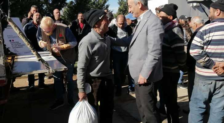 رئيس بلدية بعلبك يشرف على توزيع بذور لـ 100 مزارع من بعلبك ومحيطها