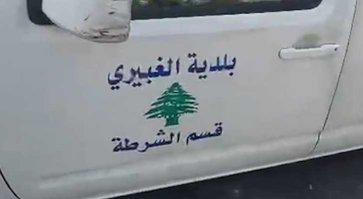 الشرطة في بلدية الغبيري تعمل على إزالة المخالفات على الطرقات