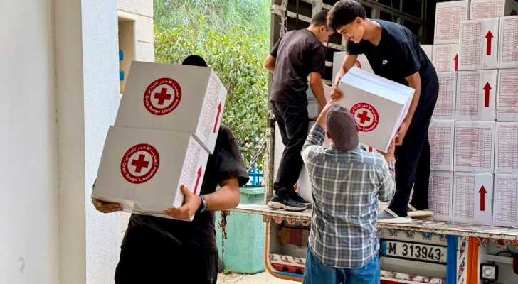 بلدية شقرا ودوبيه: الصليب الأحمر اللبناني يوزّع حصصًا غذائية ومواد نظافة على العائلات في البلدة