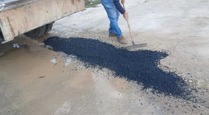 بلدية جب جنين تواصل أعمال صيانة الحفر في الطرقات العامة