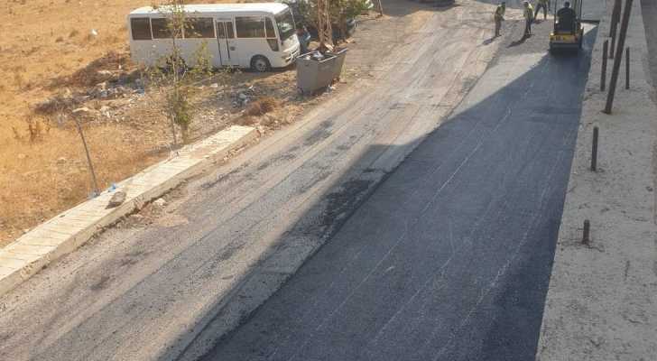 بلدية المريجات تستكمل أعمال تزفيت الطرقات الداخلية