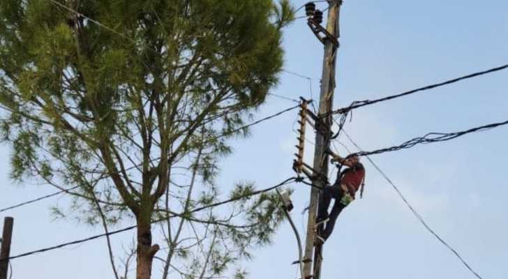 فريق الصيانة في بلدية دير كيفا يُنفّذ أعمال إصلاح وصيانة للإنارة العامة