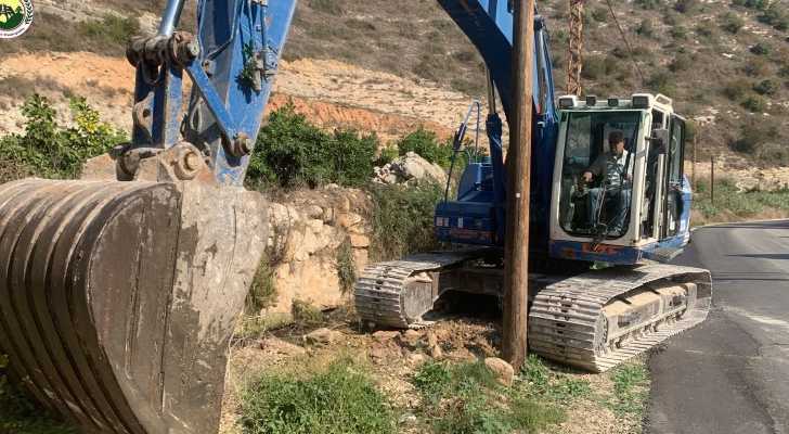 بلدية تفاحتا تُنفّذ أعمال تنظيف مجاري المياه والصرف الصحي استعدادًا لموسم الشتاء