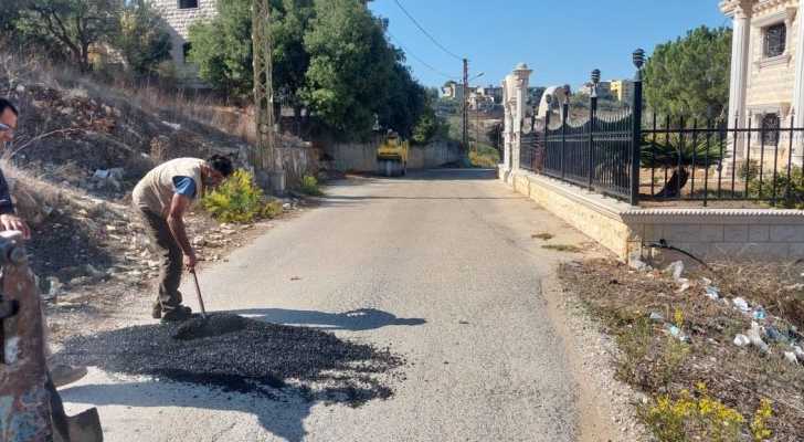 بلدية السلطانية تواصل صيانة الطرقات داخل البلدة
