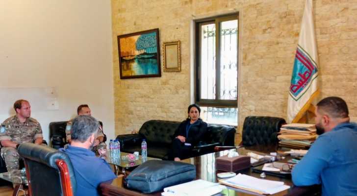 رئيس بلدية الطيبة يبحث مع