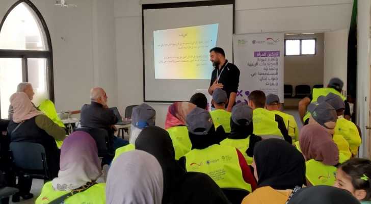 بلدية صير الغربية تقيم نشاط توعوي حول مخاطر الألغام والقنابل العنقودية