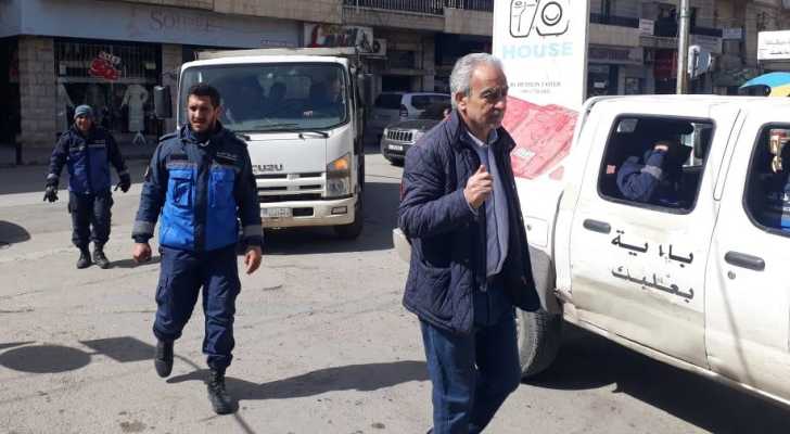 بالصور: رئيس بلدية بعلبك يواكب حملة ازالة التعديات والعوائق عن الارصفة وامام المحال التجارية