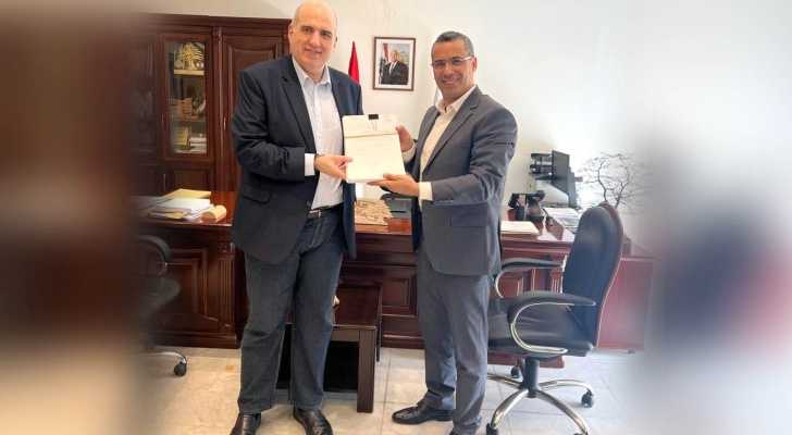 وزير الزراعة يتسلّم التقرير السنوي لمديرية الزراعة ويشيد بجهود العاملين في الوزارة