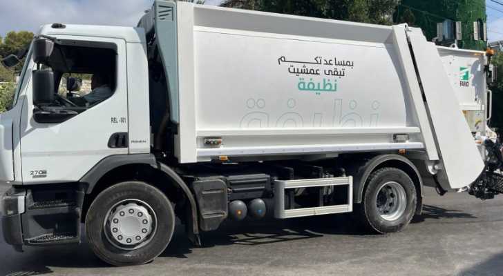 أربع شاحنات متطوّرة وكاملة المواصفات لجمع النفايات هدية لبلدية عمشيت