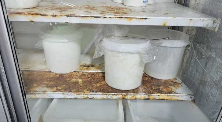 بلدية صور تقفل محل لبيع الألبان والأجبان لعدم مطابقته المواصفات الصحية