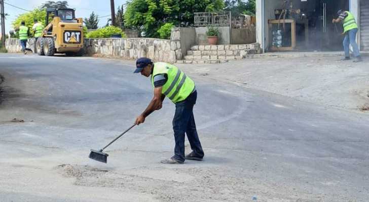 بالصور: بلدية جبشيت تطلق حملة نظافة شاملة تستمر لمدة 22 يوماً