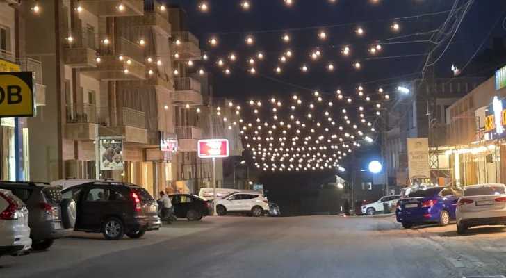 بلدية طيرفلسيه وأهالي البلدة ينجزون مشروع إضاءة الطريق العام
