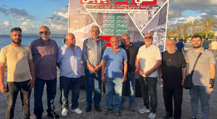 بلدية رشاف ترفع في وقفة احتجاجية بصور مطلب تأمين الإيواء للمتضررين من العدوان الإسرائيلي