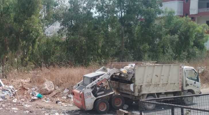 بلدية الكفور تستئنف أعمال جمع النفايات من شوارع وأحياء بلدة تول