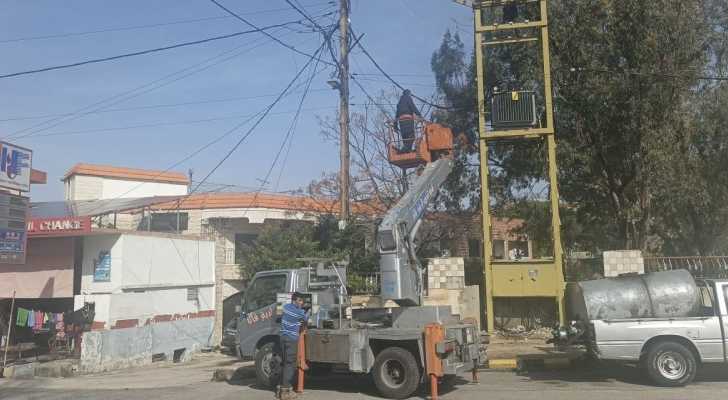جهود بلدية قانا تعيد التيار الكهربائي بعد أضرار لحقت بخطوط التوتر نتيجة العاصفة