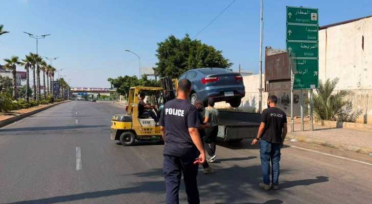 بلدية برج البراجنة تواصل إزالة السيارات المخالفة على طريق المطار الرئيسي