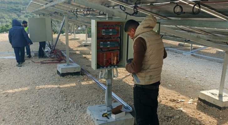 بلدية عبا تباشر بالتمديدات الكهربائية لحقل الطاقة الشمسية للبئر رقم 3