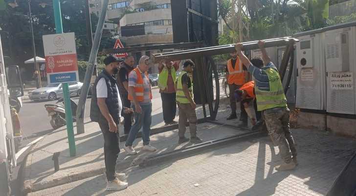 بلدية بيروت تواصل إزالة التعديات على الأرصفة والطرقات في رأس النبع والبربير