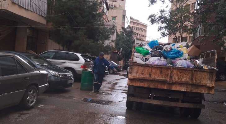 بلدية الغبيري تفتح مجاري المياه في منطقة الرحاب بعد انسدادها بالنفايات
