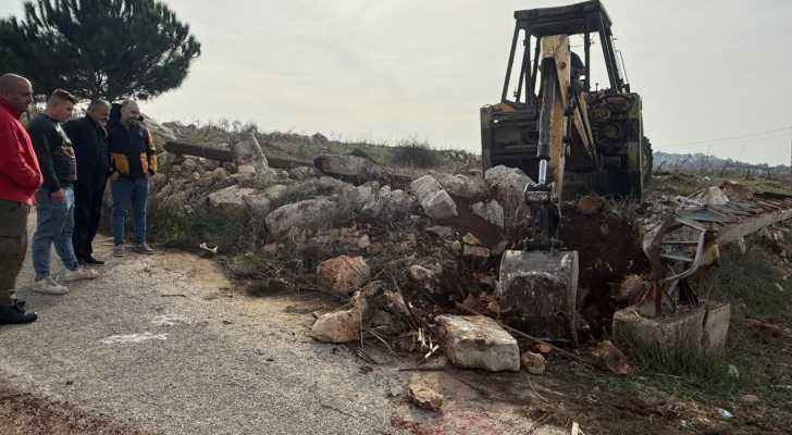 بلدية مركبا تستكمل أعمال تركيب أعمدة وإنارة جديدة على طريق المرج – طلوسة