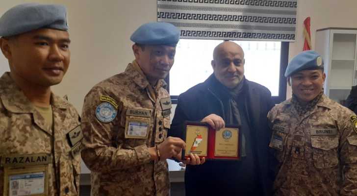 بالصور: رئيس بلدية كفرا يعرض امام القوة الماليزية احتياجات البلدة ووعود بالمساعدة