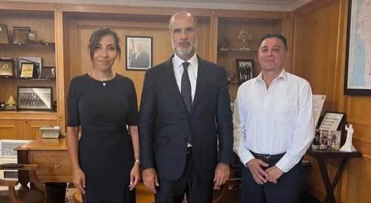 بلدية الجية تبحث مع وزير الأشغال تعبيد الطرق وتنفيذ خط طوارئ للصرف الصحي