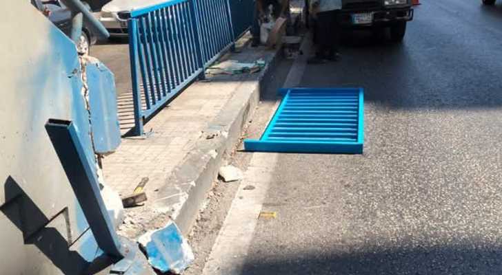 بلدية بيروت تعالج أضرار جسر المشاة في سليم سلام بعد حادث سير