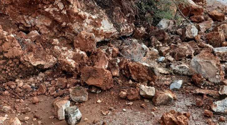 اتحاد بلديات جرد القيطع يزيل العوائق عن الطريق العام في بلدة قبعيت