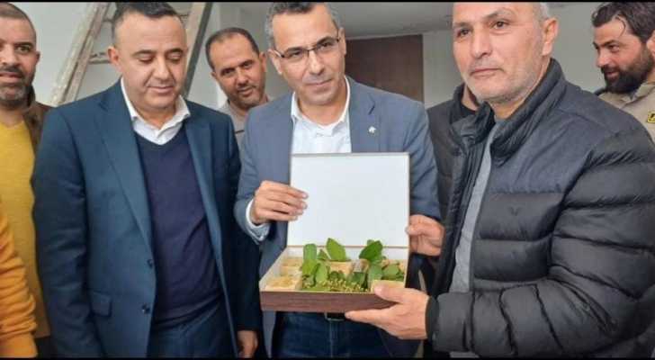 زيارة ميدانية لوزير الزراعة إلى عيتا الشعب: بحث القضايا الزراعية وغرس شتلة زيتون رمزية