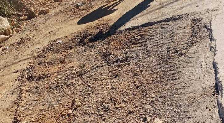 بلدية علي النهري تعلن تأمين مادة الزفت الساخن لصيانة حفر الطرقات