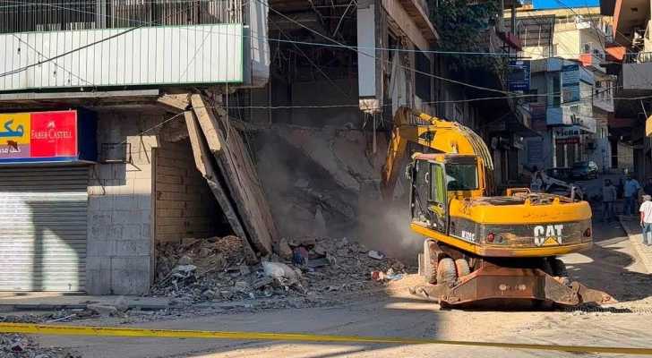بلدية بعلبك تباشر هدم وإزالة مبنى متضرر جراء العدوان وسط المدينة