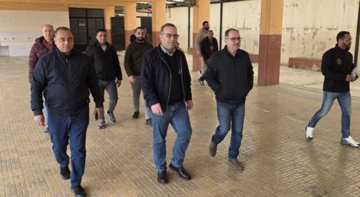 رئيس بلدية حلبا يتفقد مراكز إيواء النازحين في البلدة