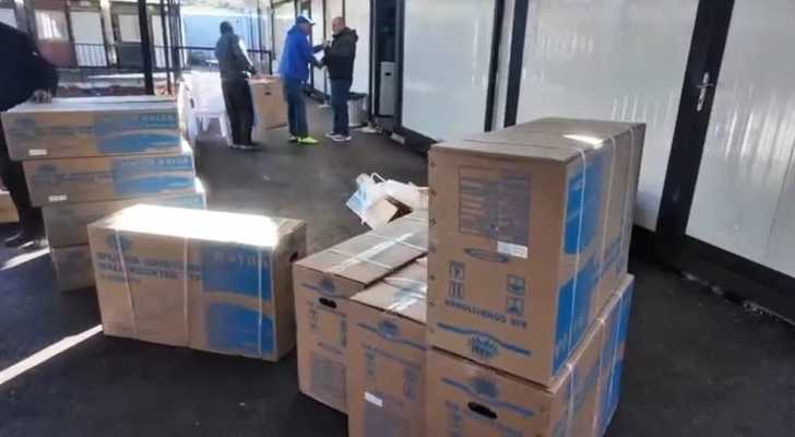 تركيب مكيفات في المبنى المدرسي المؤقت في بلدة ميس الجبل الجنوبية