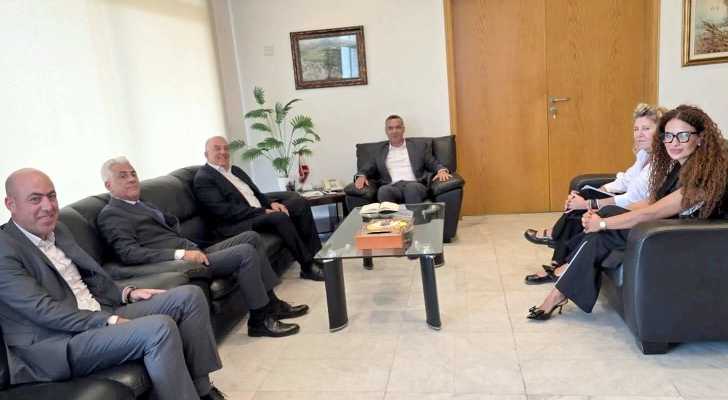 وزير الزراعة يتابع احتياجات المزارعين ويبحث تعزيز الصادرات
