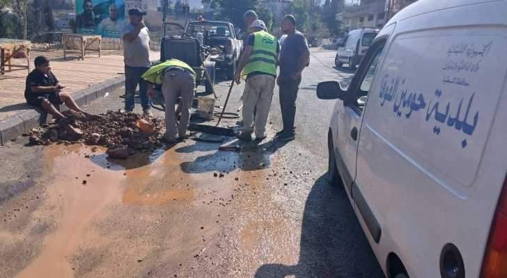 بلدية حومين الفوقا تتابع أعمال صيانة شبكة المياه وقص الأعشاب على الطرقات