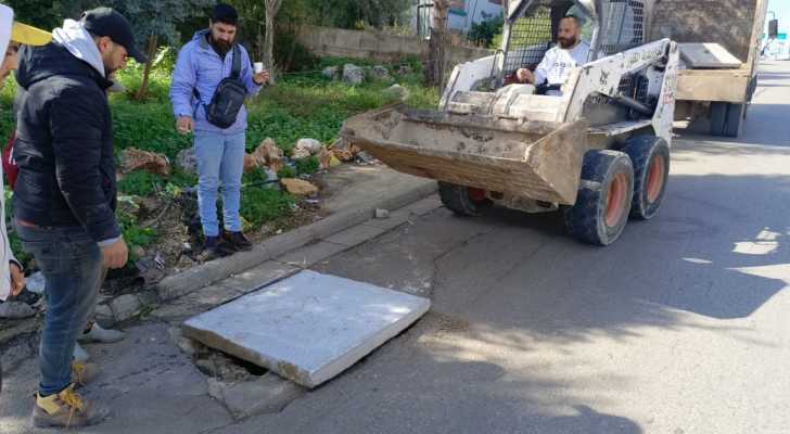 بلدية الكفور تنجز أعمال صيانة شاملة للطرقات بعد تعرضها لأضرار جراء عاصفة الأمطار الأخيرة