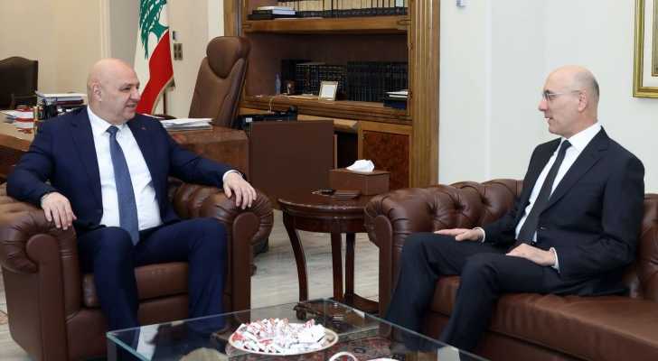 عون يبحث مع الحجار الأوضاع الأمنية وإجراءات العودة بالتنسيق مع البلديات في الجنوب
