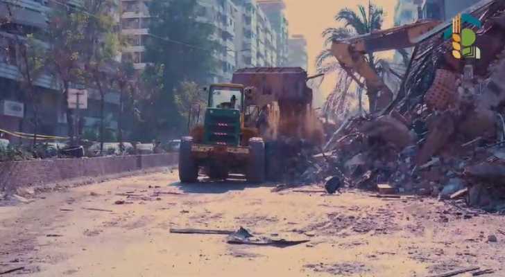 كما في أيام العدوان .. بلدية حارة حريك تواصل اعمال رفع اثار الاعتداءات الإسرائيلية 