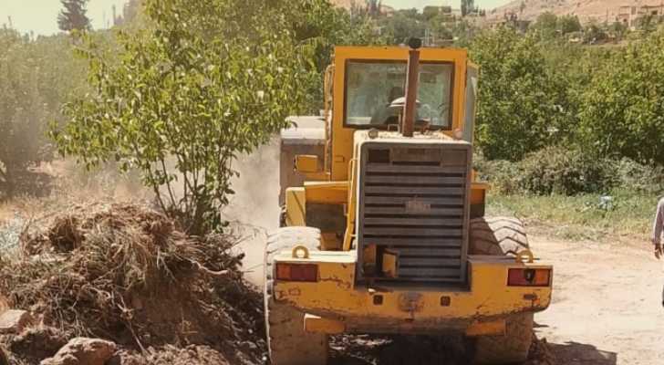 بلدية حام تُباشر بتوسيع الطرقات وتشحيل الأشجار تسهيلاً لحركة السير