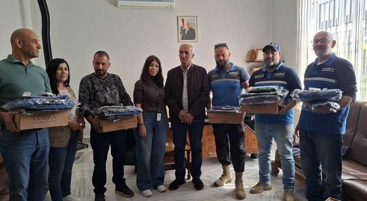 بلدية جب جنين تتسلّم ألبسة ومعدات لدعم عناصر الشرطة البلدية