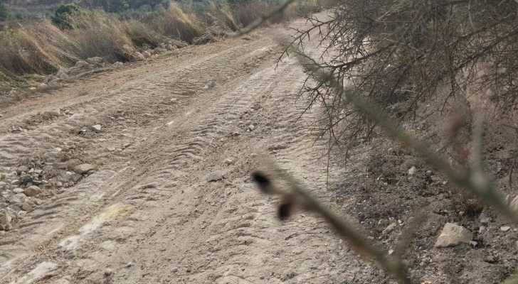 بلدية زبقين تنفّذ أعمال صيانة لطريق خلّة حاتم لتسهيل وصول المزارعين إلى أراضيهم