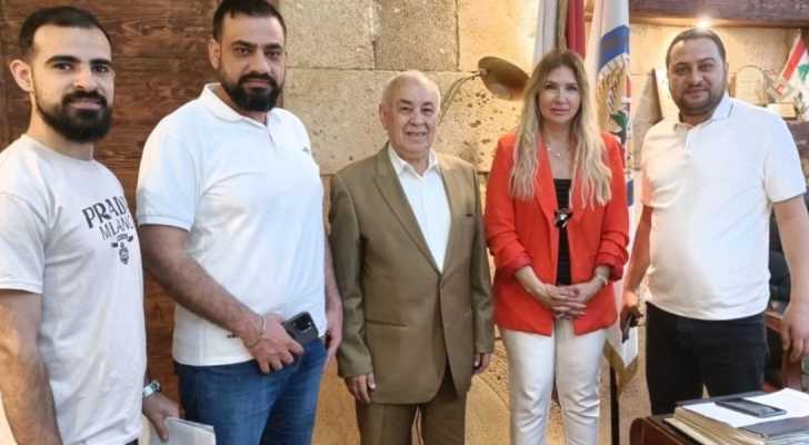 محافظ الشمال وبلدية وادي النحلة تبحثان ملفات إنمائية وخدماتية للبلدة