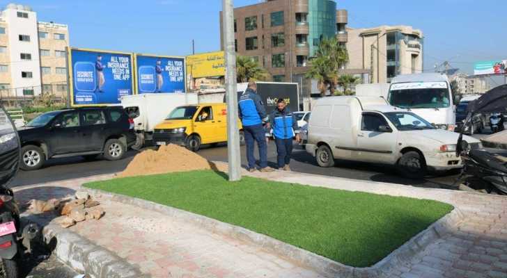 بلدية برج البراجنة تنجز تركيب عشب اصطناعي على طريق المطار