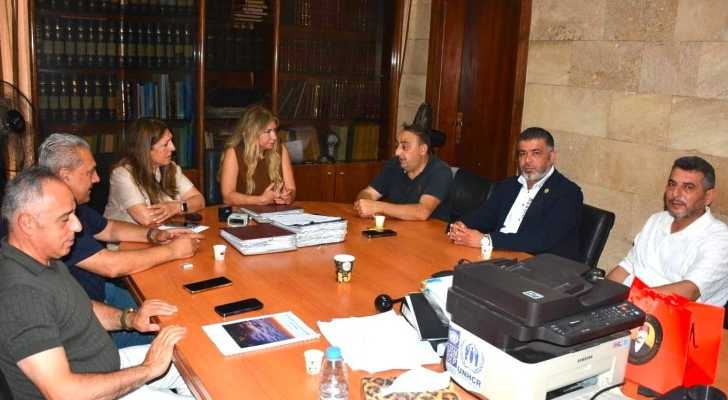 محافظ الشمال وبلديات الضنية يبحثان أزمة النفايات وتأهيل طريق بيت جيدا