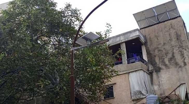 بتعاون ومساعدة الأهالي بلدية عاليه تنجز مشروع إضاءة أحد أحيائها على الطاقة الشمسية