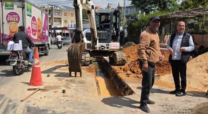 بلدية مدينة الشويفات تباشر صيانة طارئة لشبكة الصرف الصحي قرب محطة الريشاني