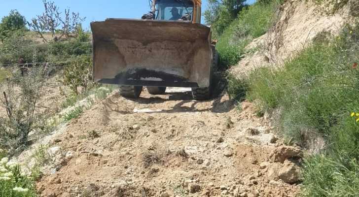 اتحاد بلديات غربي بعلبك يواصل تأهيل طرقات قصرنبا الزراعية لتسهيل موسم الحصاد