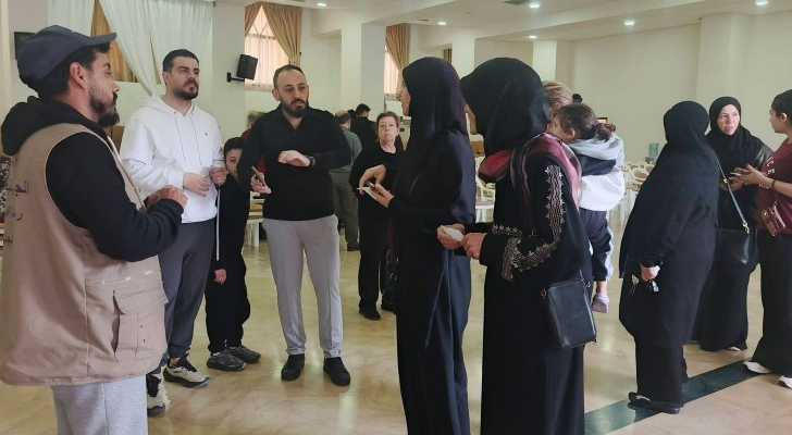 بلدية بشامون تواصل توزيع الحصص الغذائية على النازحين بالتعاون مع مجلس الجنوب