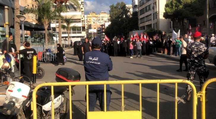 شرطة اتحاد بلديات الضاحية الجنوبية تواكب تحركات احتجاجية قرب المجلس الإسلامي الشيعي الأعلى
