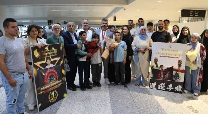 رئيس بلدية برج البراجنة يستقبل بطلاً رياضياً في مطار بيروت الدولي